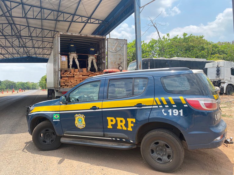 PRF apreende cerca de 26m³ transportados ilegalmente em Palmeiras do Tocantins/TO