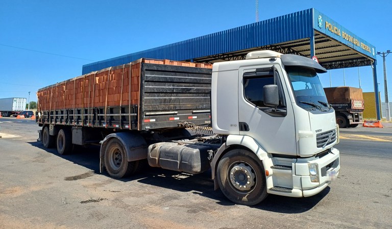 PRF apreende carga de blocos cerâmicos transportados sem documentação em Araguaína/TO