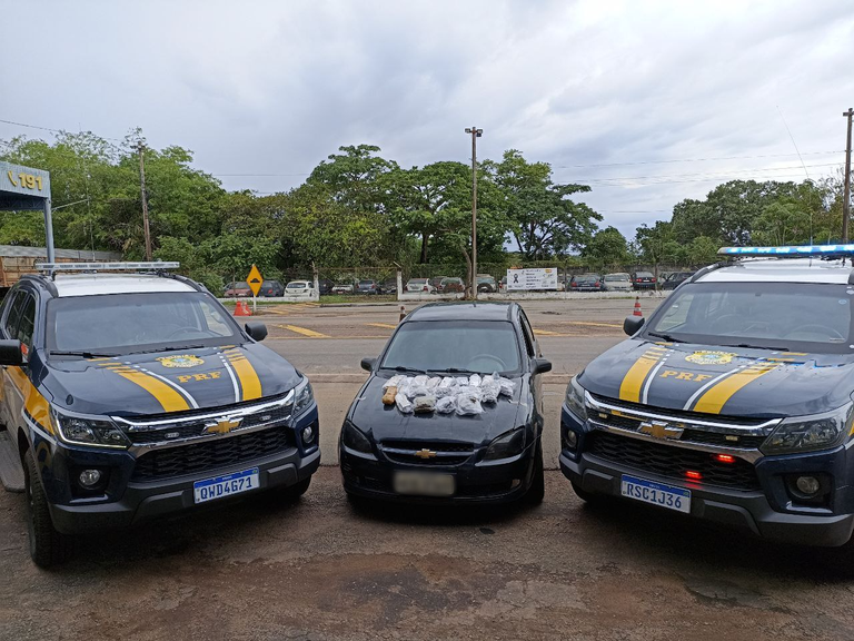 PRF apreende mais de 9 kg de skunk escondidos em tanque de combustível de veículo em Guaraí/TO