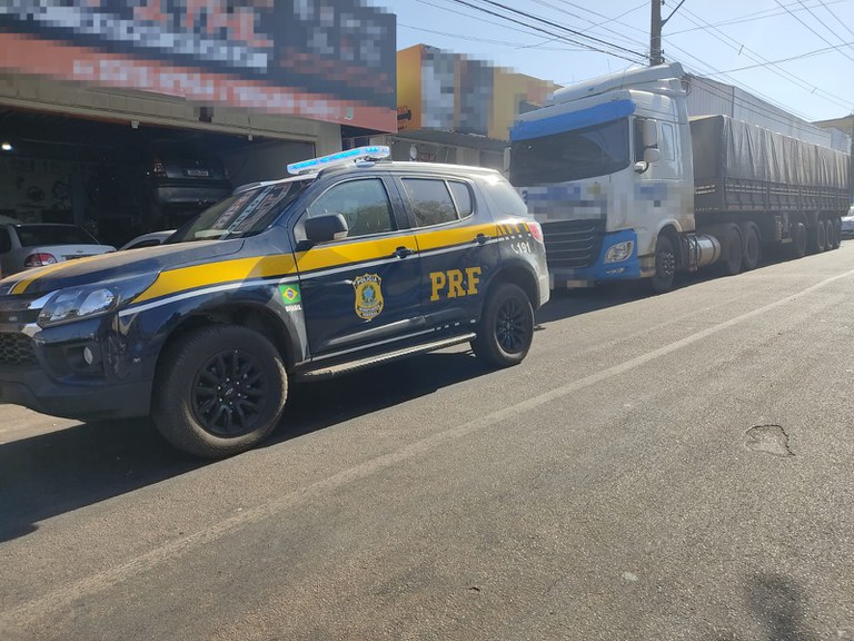 PRF apreende carga de madeira transportada com documentação falsa em Gurupi/TO