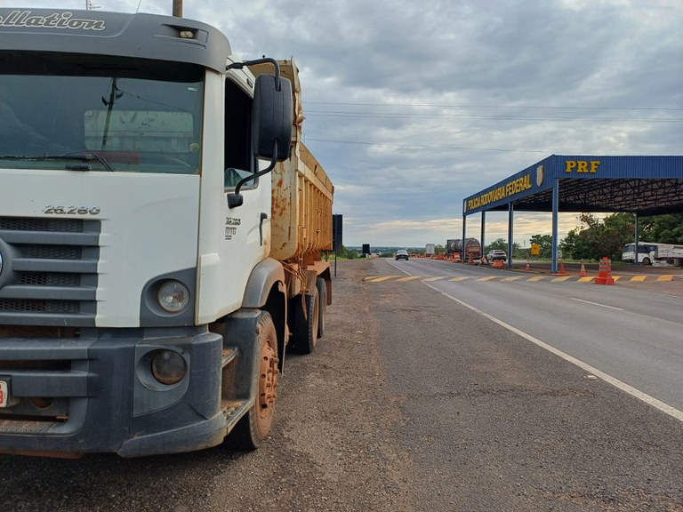 Caminhão com diversas irregularidades é apreendido pela PRF em Gurupi/TO