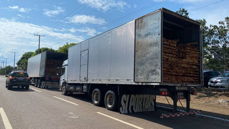 PRF apreende cargas de madeira nativa com documento falso em Palmas/TO