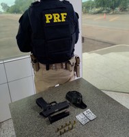 PRF prende caminhoneiro em flagrante por porte ilegal de arma de fogo e substâncias ilegais, em Gurupi-TO