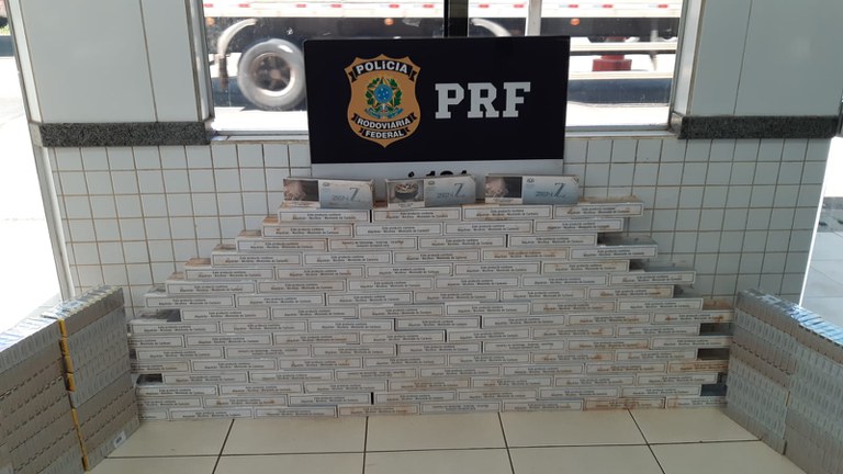 PRF apreende cerca de 1500 maços de cigarros transportados de forma irregular.