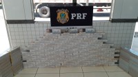 PRF apreende cerca de 1500 maços de cigarros transportados de forma irregular.