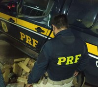 PRF apreende cerca de 65 kg de maconha escondidas em um caminhão