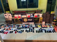 PRF apreende mais 400 produtos eletrônicos transportados ilegalmente e carga contrabandeada com mais de 500 itens relacionados a tabacaria