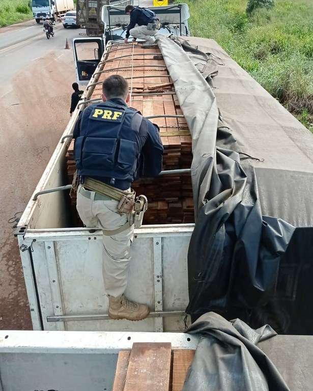 PRF apreende mais um carregamento de madeira transportada ilegalmente em Tocantins.