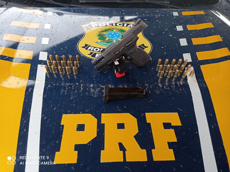 PRF flagra motorista portando arma de fogo.