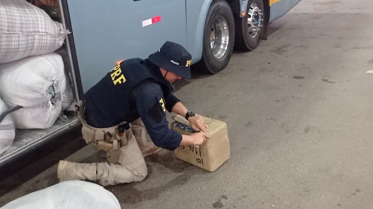 PRF localiza e apreende aproximadamente 20 Kg de maconha