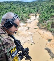 Ação conjunta intercepta e destrói helicóptero clandestino na Terra Indígena Yanomami, em Roraima