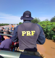 PRF atua no resgate e no transporte de mantimentos para população atingida pelas chuvas no RS