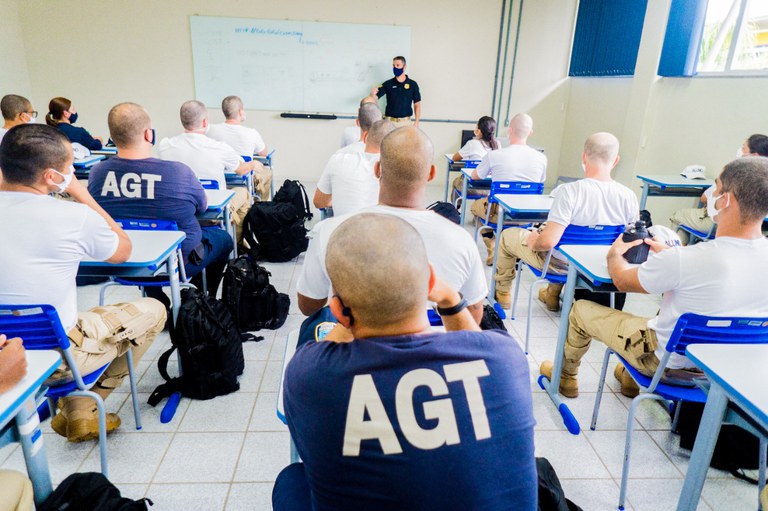 Agentes de trânsito em aula