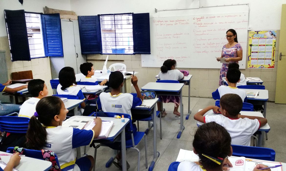 Lançado programa para incentivar permanência nos anos finais do ensino  fundamental