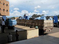 Receita apreende três carretas com roupas no Mato Grosso do Sul