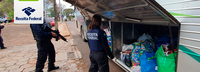 Receita Federal e forças policiais retêm quatro ônibus carregados com mercadorias estrangeiras na região de Foz do Iguaçu
