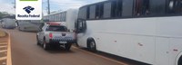 Receita Federal em Foz do Iguaçu retém nove ônibus e uma van que transportavam cerca de R$ 2,6 milhões em mercadorias