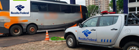 Receita Federal em Foz do Iguaçu retém dois ônibus de turismo com mercadorias descaminhadas do Paraguai