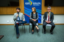 Tatiana Berringer e Felipe Antunes, os organizadores, e o chefe da Assessoria Internacional da Receita Federal, João Paulo Martins, fazem boa avaliação dos debates sobre o tema com a sociedade civil.