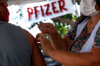 Mais 1 milhão de doses da Pfizer desembarcam no Brasil nesta terça (24)