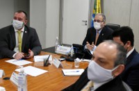 Ministro Queiroga discute cronograma de entregas de vacinas covid-19 com presidente da Pfizer Brasil