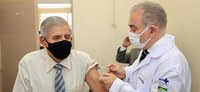 General Heleno recebe dose de reforço da vacina Covid-19