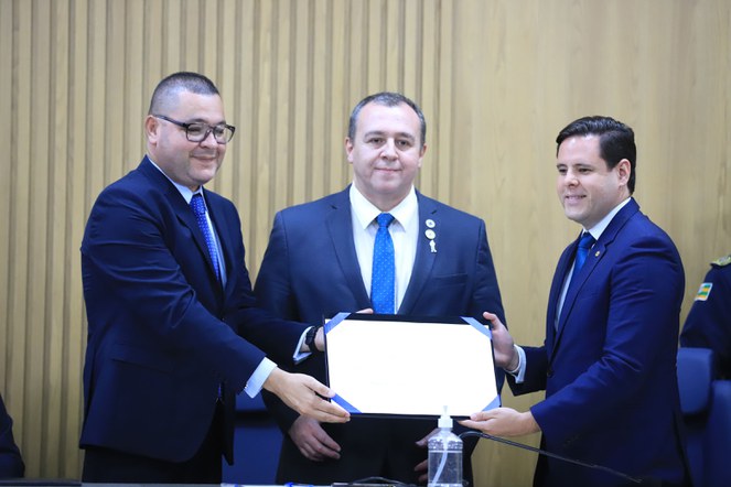 Raphael Câmara recebe homenagem pelos serviços prestados à população durante a pandemia. Foto:César de Oliveira