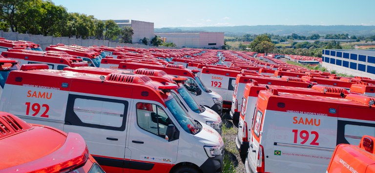 Foto com ambulâncias estacionadas