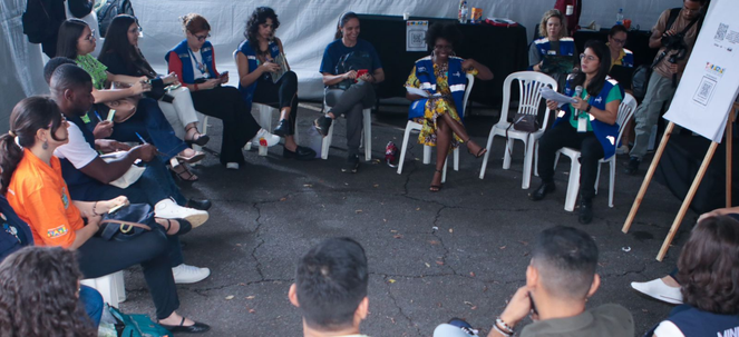 ´Pessoas reunidas na oficina