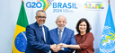 Presidente da República, Luiz Inácio Lula da Silva, Diretor-Geral da Organização Mundial da Saúde (OMS), Tedros Adhanom Ghebreyesus, e a Ministra da Saúde, Nísia Trindade.png