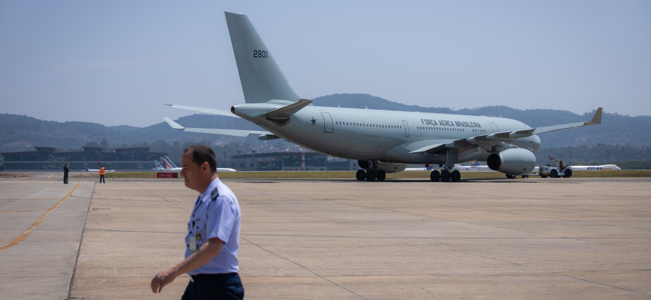 Voo com doação de 20 mil seringas com agulhas e 4 mil agulhas individuais está previsto para decolar por volta de 14h da Base Aérea de SP neste domingo (6). Outros bens emergenciais devem ser doados nos próximos dias