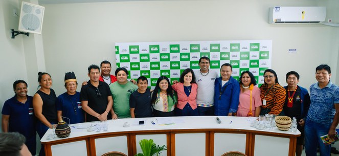 ministra com lideranças indígenas.jpg