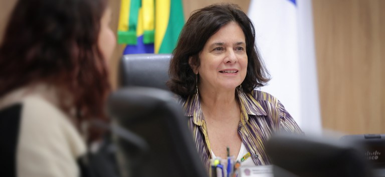 Ministra da Saúde anuncia novas tecnologias para controle da dengue e investimentos na saúde do Rio Grande do Sul