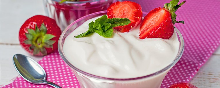 Iogurte caseiro natural com pedaços de morango