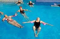 Conheça as vantagens e os cuidados da natação e hidroginástica para idosos