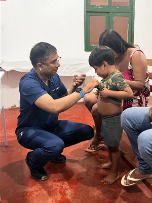 Crianças indígenas Munduruku são acompanhadas por neuropediatras