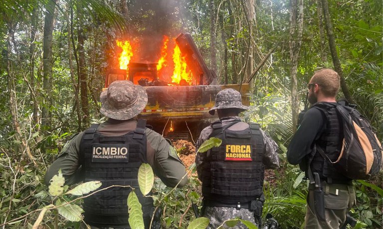 In addition to removing intrusions from Indigenous lands, the Brazilian Federal Government is carrying out ICMBio operations in the Tapajós Environmental Protection Area