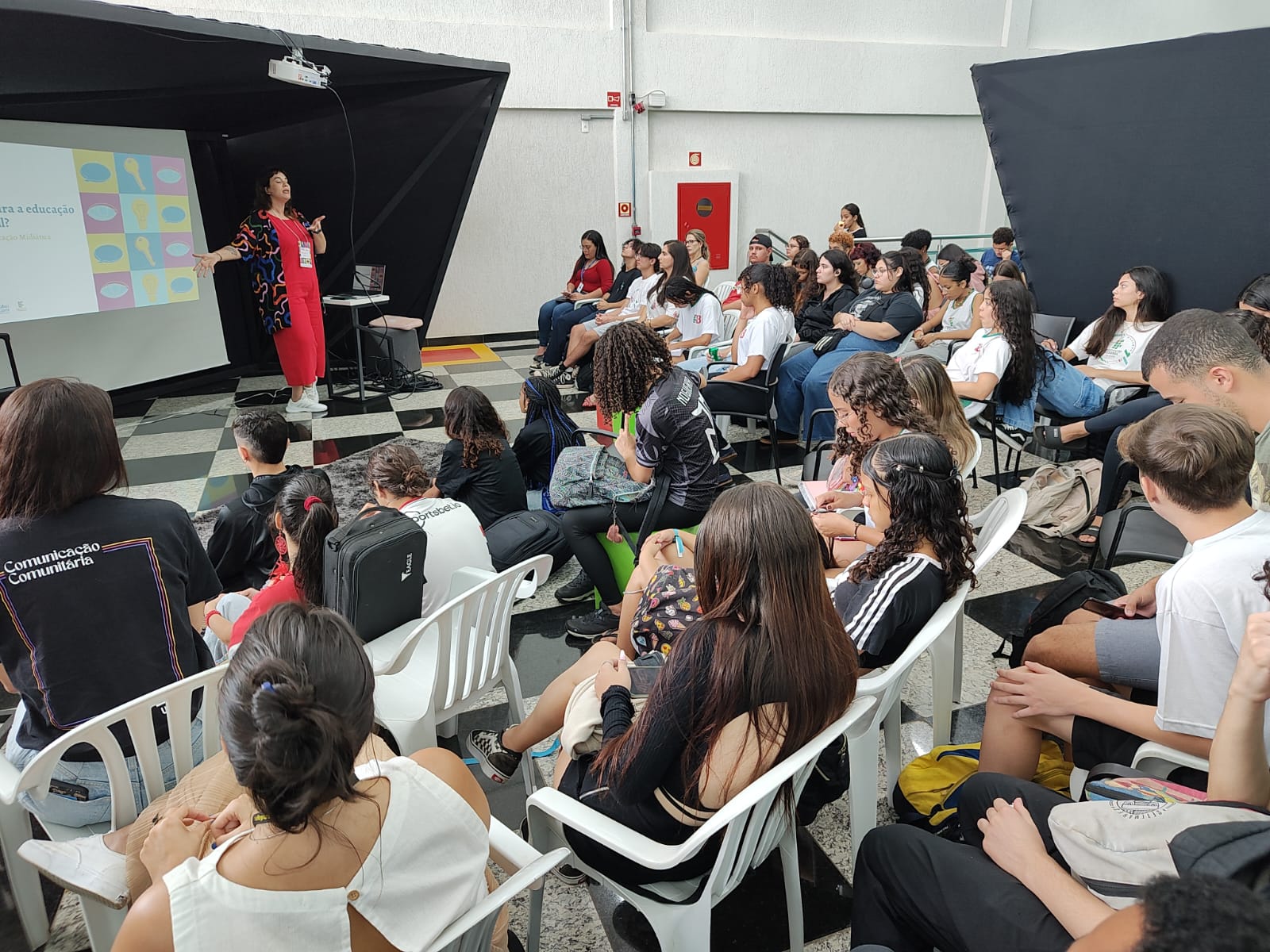 Estudantes criam jogos, programas e até navegador para crianças em oficina sobre educação midiática