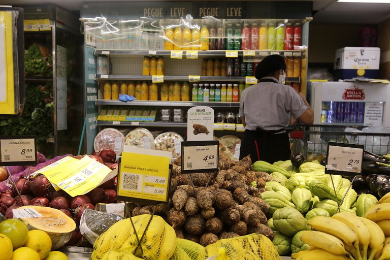 Alimentos disponíveis em supermercado