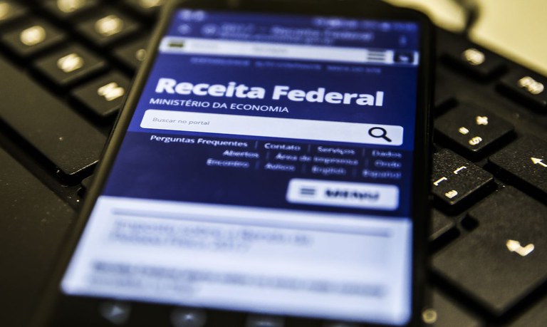 Cerca de 2,4% das declarações foram retidas em malha; veja como regularizar pendências com a Receita Federal