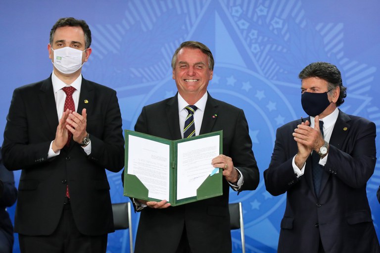 Presidente Jair Bolsonaro sanciona lei que cria o TRF6