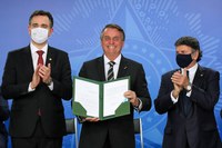 Presidente Jair Bolsonaro sanciona lei que cria o TRF6