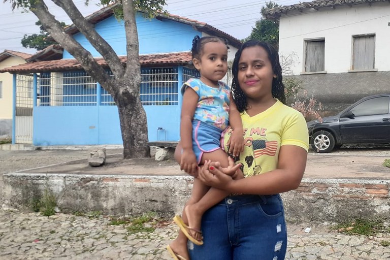 Moradora de Jequitinhonha (MG), ela cuida sozinha da filha Pérola Matos, de dois anos e 11 meses