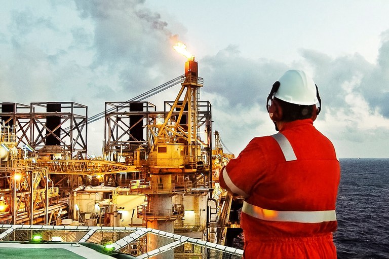 Produção de petróleo offshore em plataforma da Petrobras