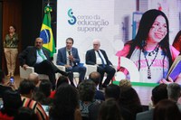Censo da Educação Superior 2022 reforça preocupação com excesso de cursos a distância e com a formação de professores
