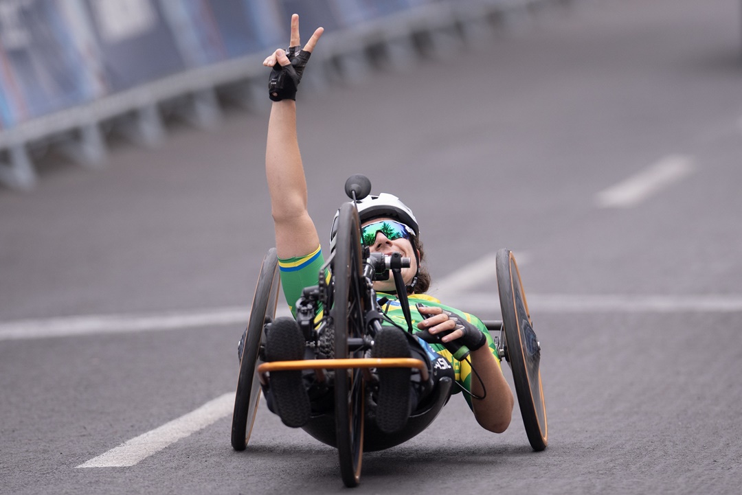 Jady Malavazzi celebra o ouro no ciclismo de estrada. Foto: Douglas Magno / CPB