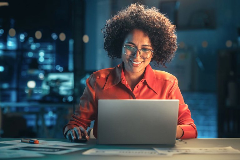 Jovem negra trabalhando em laptop computador no escritório