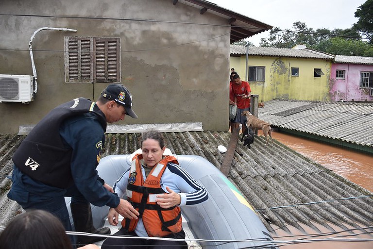 Militares durante resgate no Rio Grande do Sul. Foto: Marinha do Brasil