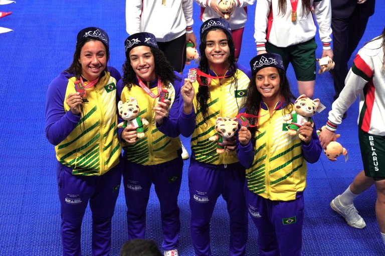 equipe feminina de revezamento na natação