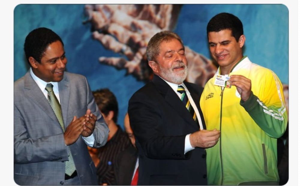 Em 2005, o campeão paralímpico de futebol de cegos, Mizael Conrado, recebe o cartão do Bolsa Atleta do presidente Lula. Hoje, Mizael preside o Comitê Paralímpico Brasileiro e o país é potência mundial. Foto: Arquivo / Min. Esporte